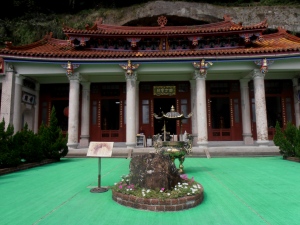 Kaishan Temple with its supposed meteorite